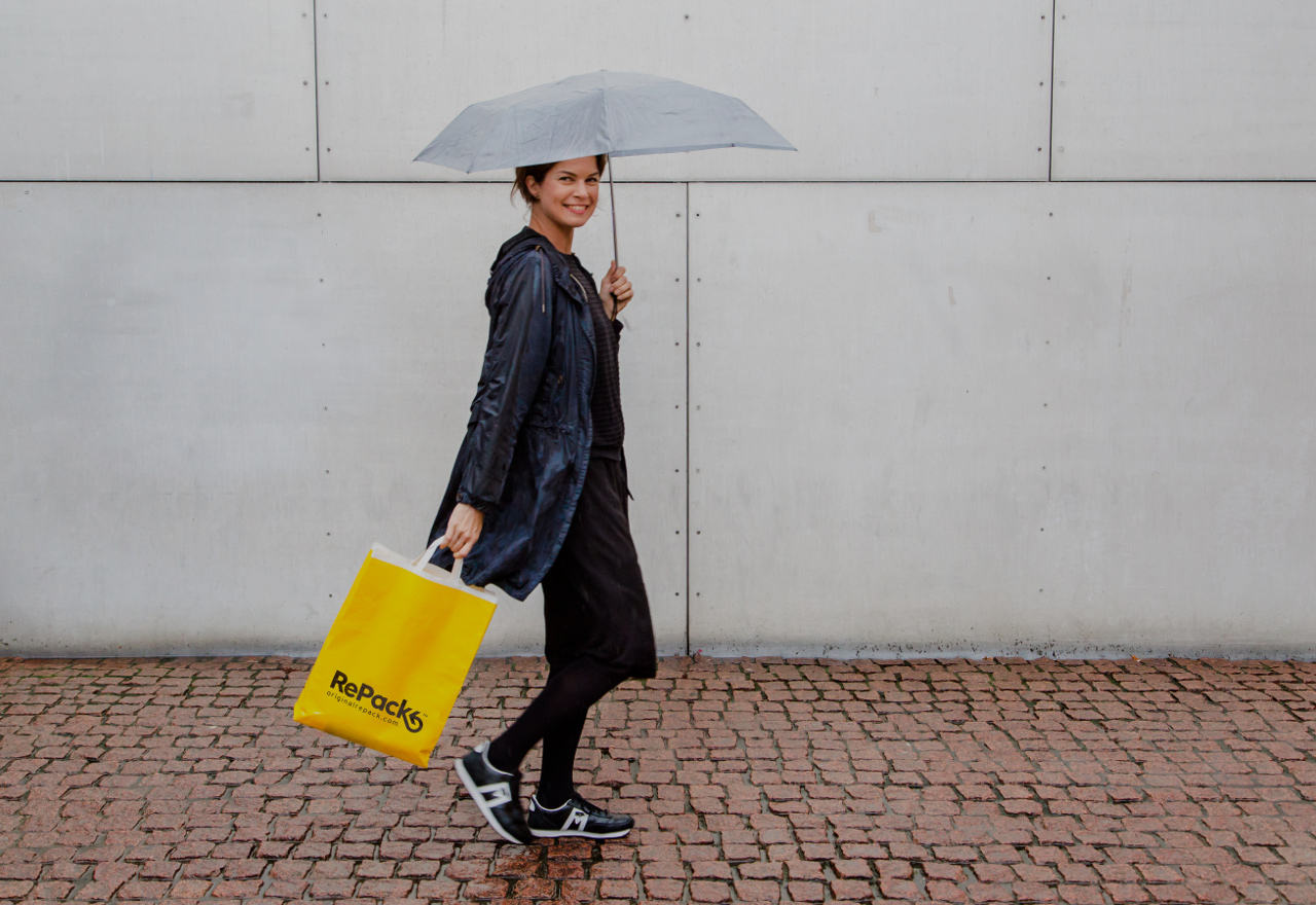 Woman carrying RePack reusable packaging